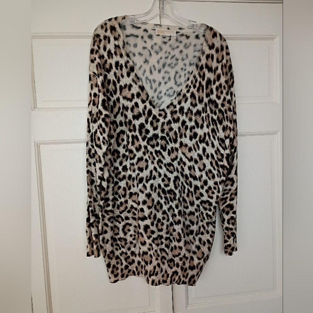 Michael Kors Stylish leopard print V-neck top Tunic Pit To Pit 24".No Size Tag.